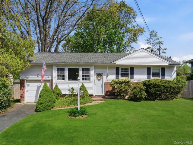  3 BR,  2.00 BTH &nbsp;Exp ranch style home in Huntington Station