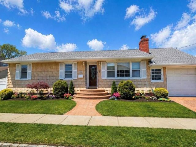  3 BR,  1.00 BTH &nbsp;Ranch style home in Massapequa