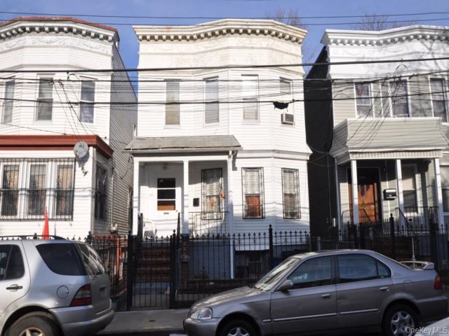  8 BR,  0.00 BTH &nbsp;House style home in Woodlawn