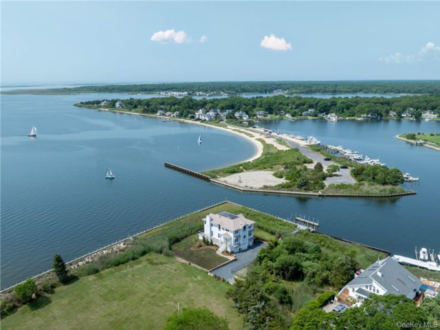  4 BR,  4.00 BTH &nbsp;Post modern style home in Center Moriches
