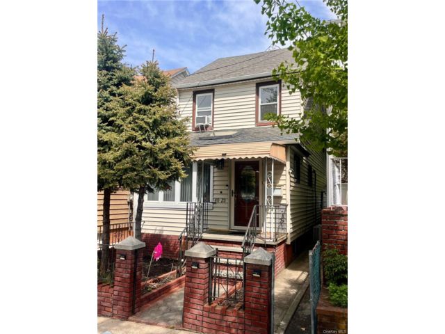  3 BR,  2.00 BTH &nbsp;Colonial style home in Jamaica