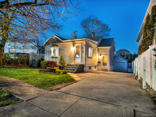  2 BR,  2.00 BTH &nbsp;Bungalow style home in Bellmore