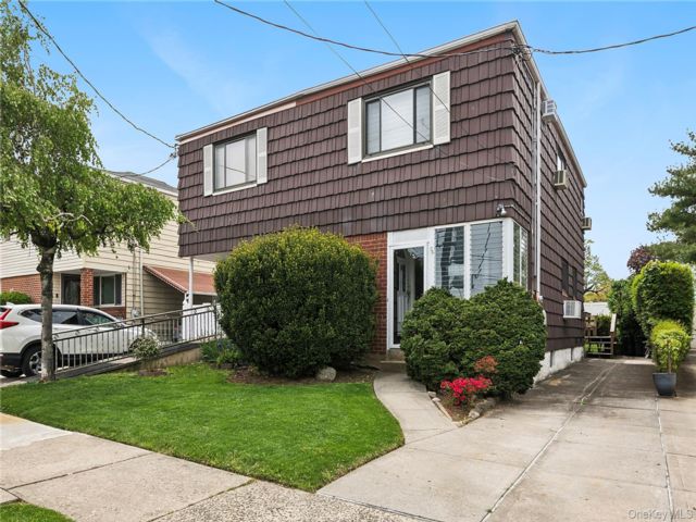  3 BR,  2.00 BTH &nbsp;Contemporary style home in Flushing