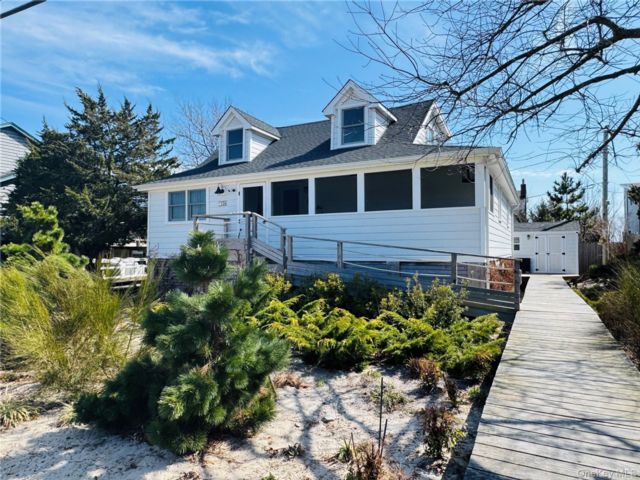  3 BR,  2.00 BTH &nbsp;Other style home in Oak Beach