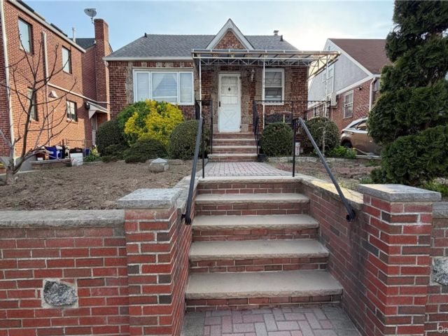  2 BR,  4.00 BTH &nbsp;Colonial style home in Fresh Meadows