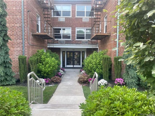  2 BR,  1.00 BTH &nbsp;Garden style home in Rockville Centre