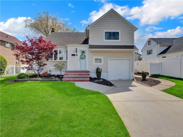  3 BR,  2.00 BTH &nbsp;Split level style home in Massapequa