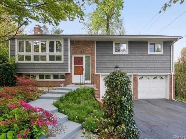  3 BR,  3.00 BTH &nbsp;Raised ranch style home in Glenwood Landing
