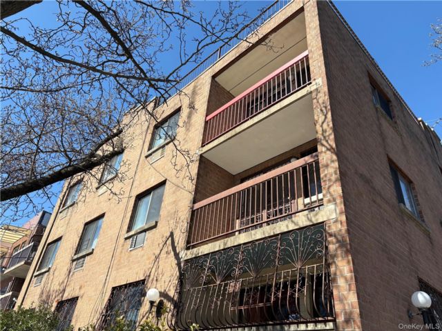  1 BR,  1.00 BTH &nbsp;Garden style home in Elmhurst