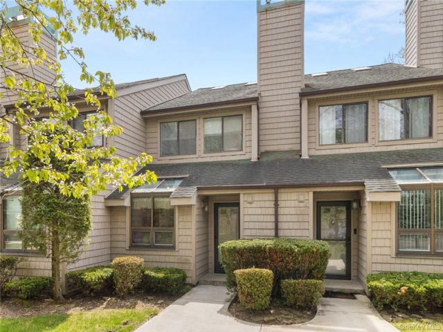  2 BR,  2.00 BTH &nbsp;Condo style home in East Islip