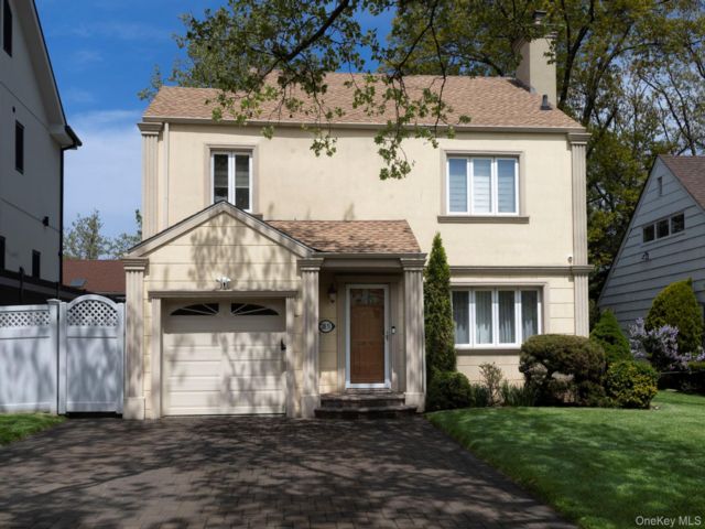  3 BR,  3.00 BTH &nbsp;Colonial style home in Hollis Hills