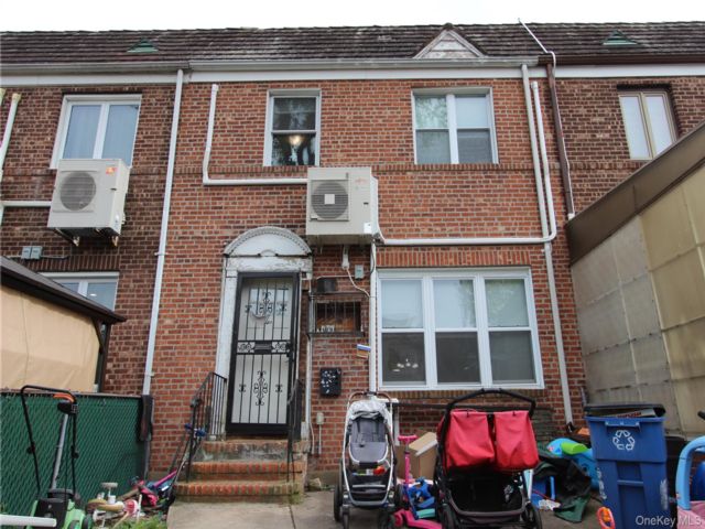 3 BR,  2.00 BTH &nbsp;Colonial style home in Kew Garden Hills
