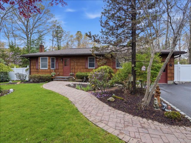  3 BR,  2.00 BTH &nbsp;Ranch style home in Miller Place
