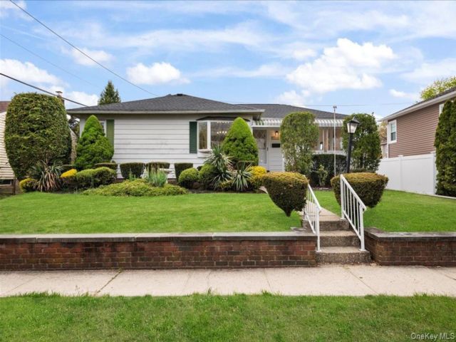  3 BR,  2.00 BTH &nbsp;Ranch style home in Seaford