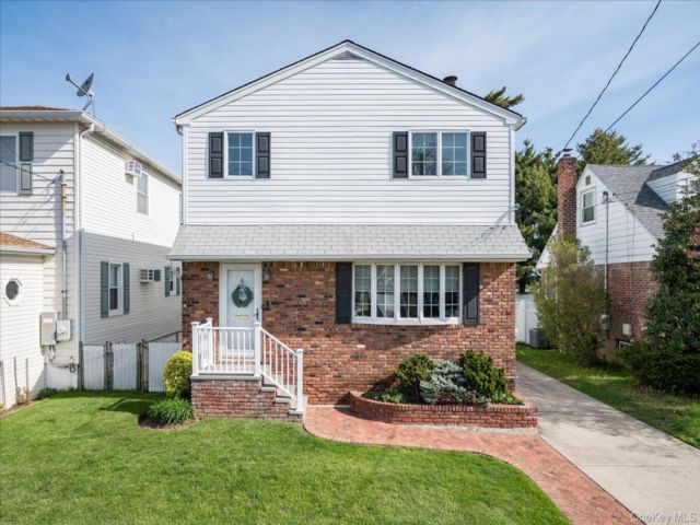  4 BR,  2.00 BTH &nbsp;Colonial style home in Oceanside