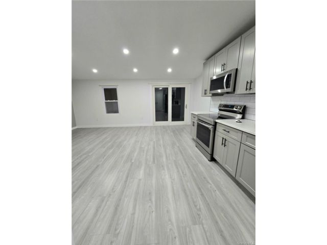  3 BR,  2.00 BTH &nbsp;Colonial style home in Valley Stream