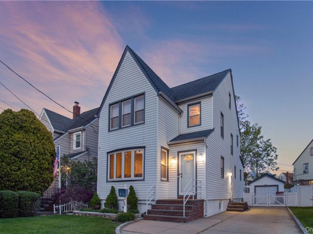  3 BR,  2.00 BTH &nbsp;Colonial style home in Valley Stream