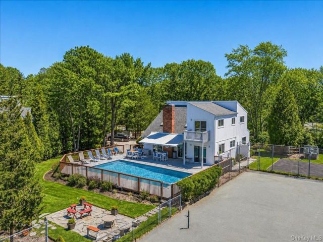 4 BR,  4.00 BTH &nbsp;Contemporary style home in Westhampton