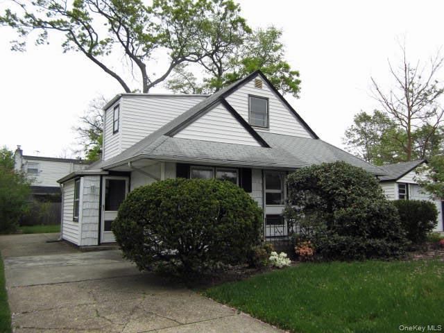  3 BR,  2.00 BTH &nbsp;Cape cod style home in Woodmere