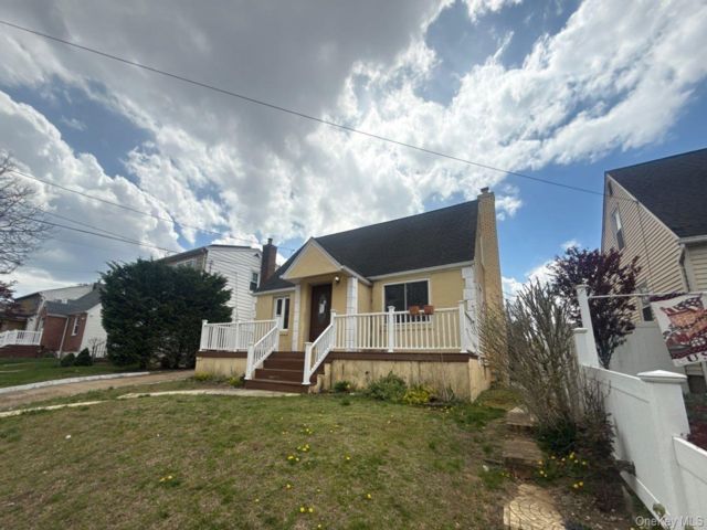  3 BR,  2.00 BTH &nbsp;Exp cape style home in Hewlett