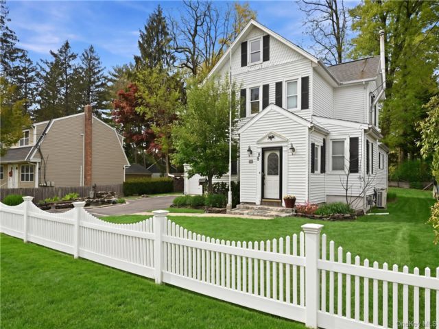  3 BR,  2.00 BTH &nbsp;Colonial style home in Glen Cove