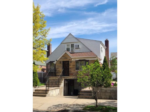  3 BR,  2.00 BTH &nbsp;Cape cod style home in Rego Park