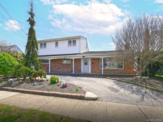  2 BR,  2.00 BTH &nbsp;Exp ranch style home in Lindenhurst