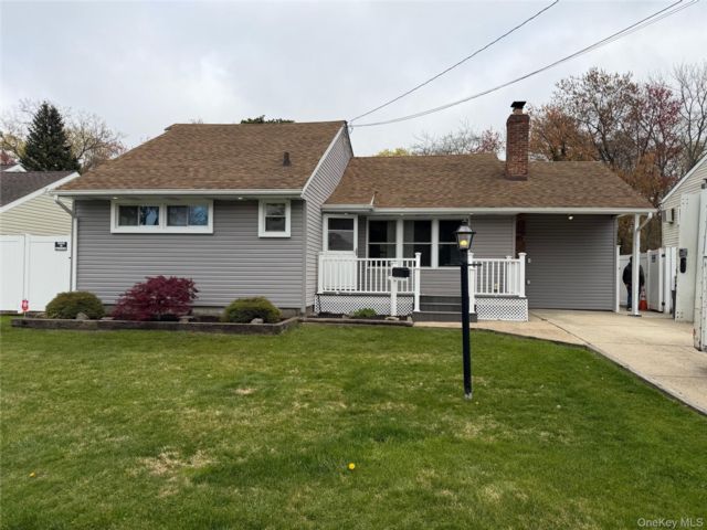  4 BR,  3.00 BTH &nbsp;Split level style home in North Babylon