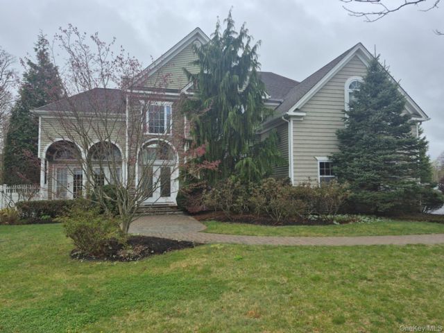  5 BR,  4.00 BTH &nbsp;Colonial style home in Bohemia