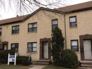  2 BR,  1.00 BTH &nbsp;Colonial style home in Glen Oaks
