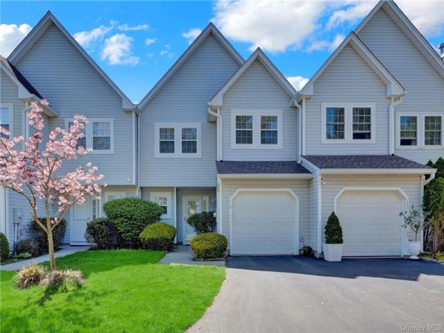  3 BR,  3.00 BTH &nbsp;Condo style home in East Setauket