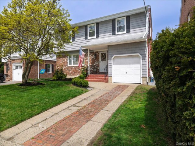  4 BR,  2.00 BTH &nbsp;Colonial style home in Rockville Centre