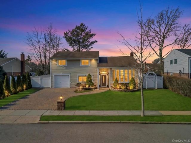  4 BR,  3.00 BTH &nbsp;Split level style home in Plainview