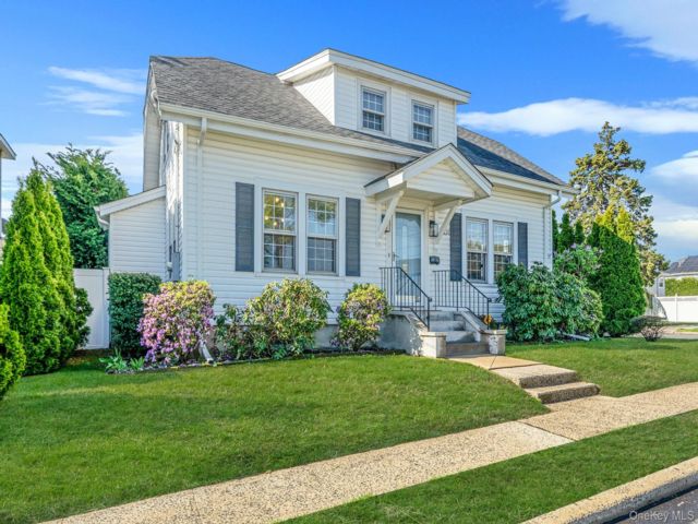  3 BR,  2.00 BTH &nbsp;Cape cod style home in North Bellmore