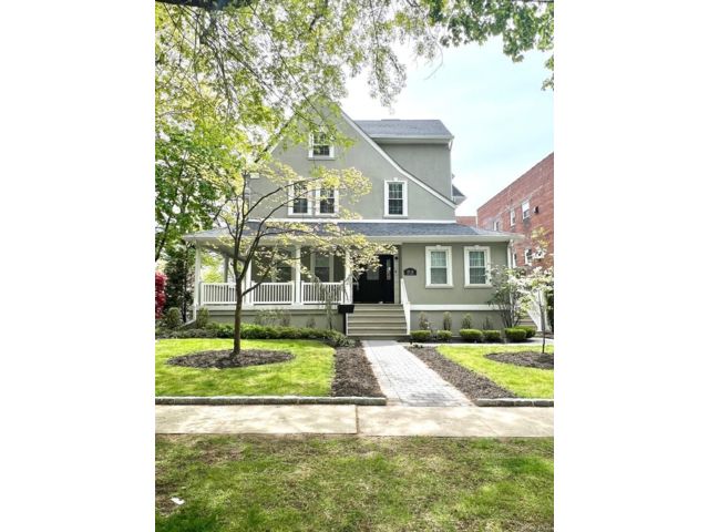  4 BR,  3.00 BTH &nbsp;Colonial style home in Bayside