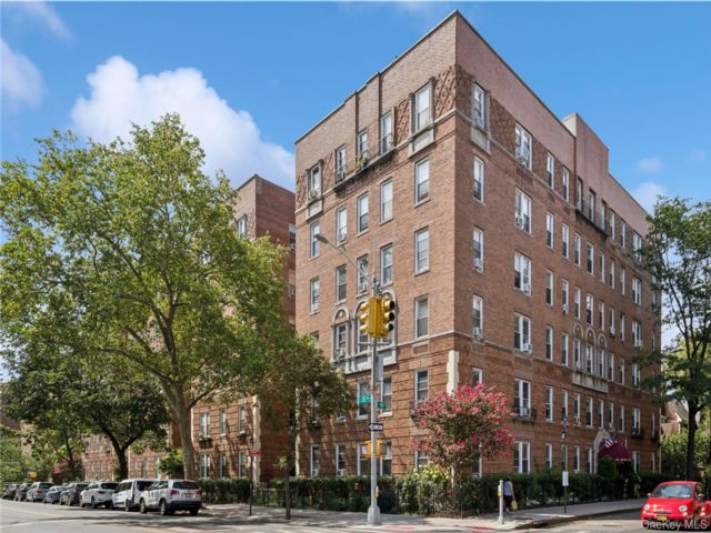  1 BR,  1.00 BTH &nbsp;Other style home in Jackson Heights