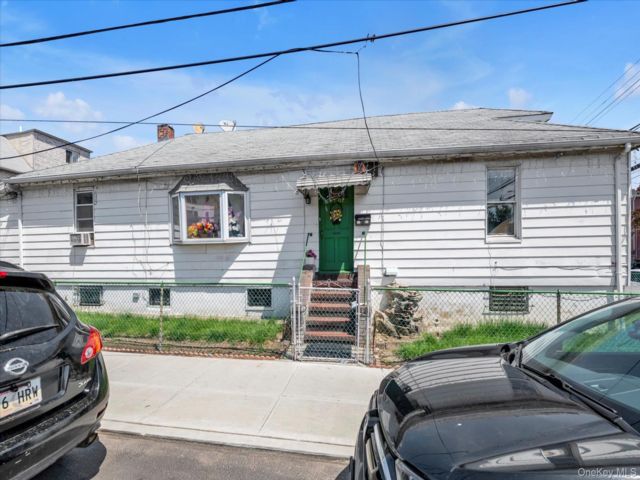  4 BR,  2.00 BTH &nbsp;House style home in Flushing