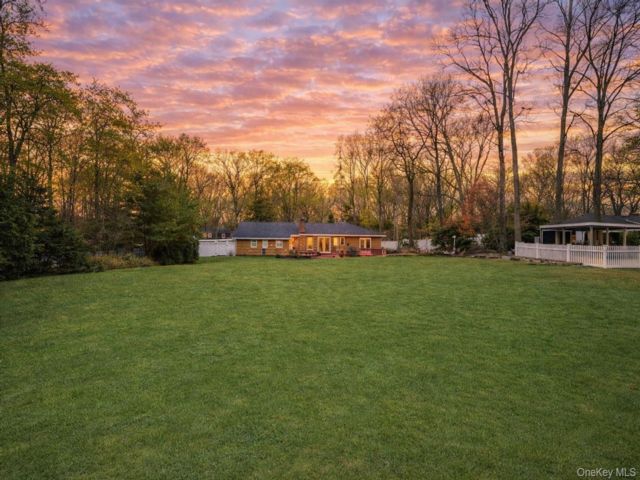  4 BR,  3.00 BTH &nbsp;Ranch style home in Dix Hills