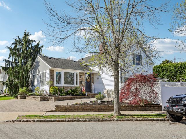  4 BR,  2.00 BTH &nbsp;Split level style home in Massapequa