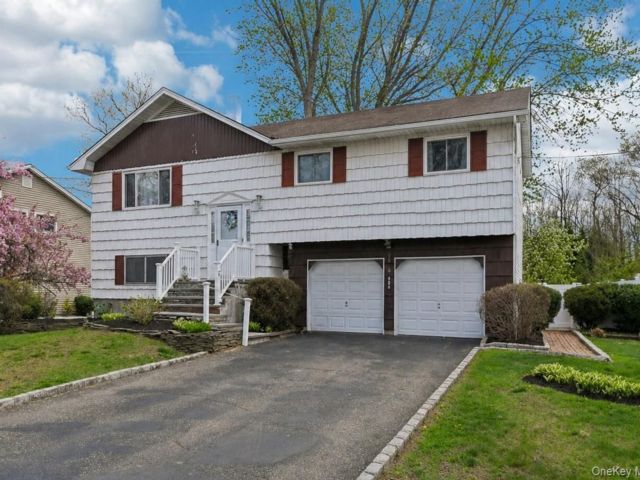  4 BR,  2.00 BTH &nbsp;Hi ranch style home in Kings Park