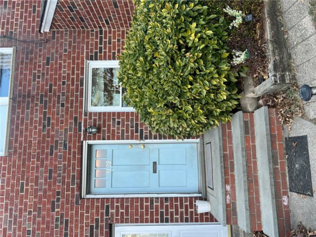  1 BR,  1.00 BTH &nbsp;Traditional style home in Bayside