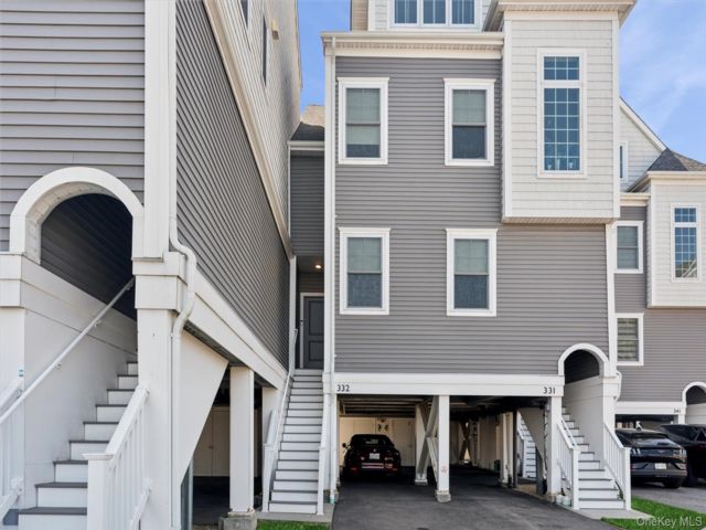  2 BR,  3.00 BTH &nbsp;Condo style home in East Rockaway