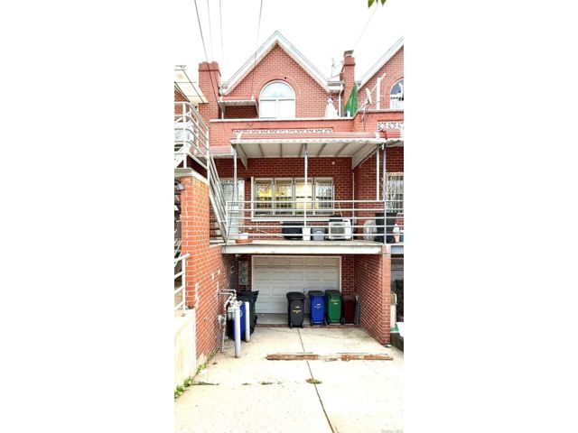 8 BR,  4.00 BTH &nbsp;House style home in College Point