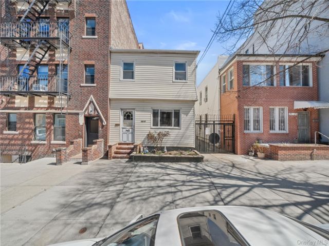  5 BR,  2.00 BTH &nbsp;House style home in Woodside