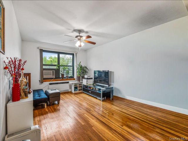  1 BR,  1.00 BTH &nbsp;Garden style home in Bayside
