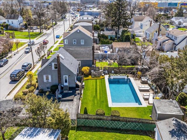  3 BR,  2.00 BTH &nbsp;Cape cod style home in Westbury