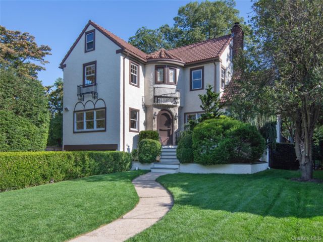  5 BR,  4.00 BTH &nbsp;Mediterranean style home in Pelham