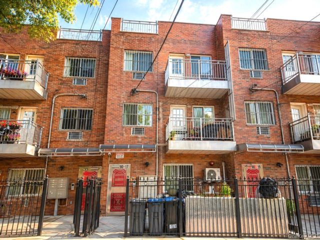  9 BR,  7.00 BTH &nbsp;House style home in Elmhurst