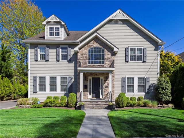  4 BR,  4.00 BTH &nbsp;Colonial style home in Rockville Centre