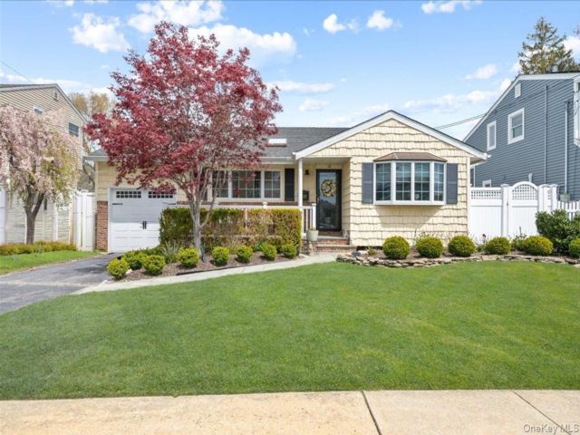  4 BR,  2.00 BTH &nbsp;Split level style home in Massapequa
